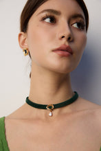 Load image into Gallery viewer, Simple Green Velvet Ribbon/Black PU  Zircon Necklace D0585