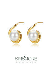 Load image into Gallery viewer, Minimalist Shell Pearl Earrings E0686