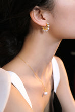 Load image into Gallery viewer, Shell Pearls Garland Hoop E0597