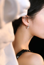 Load image into Gallery viewer, Shell Pearls Garland Hoop E0597