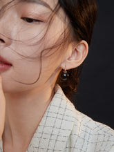 Load image into Gallery viewer, Black Shell Pearl Dangle Earrings E0540