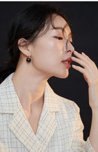 Load image into Gallery viewer, Black Shell Pearl Dangle Earrings E0540