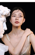 Load image into Gallery viewer, Minimalist Shell Pearl Earrings E0585
