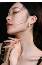 Load image into Gallery viewer, Minimalist Shell Pearl Earrings E0585