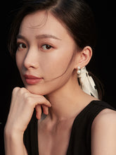 Load image into Gallery viewer, Minimalist Shell Pearl Earrings E0669