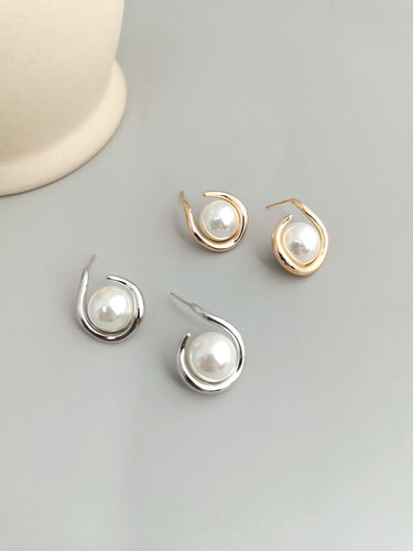 Minimalist Shell Pearl Earrings E0686