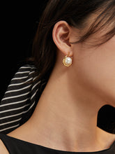 Load image into Gallery viewer, Minimalist Shell Pearl Earrings E0686
