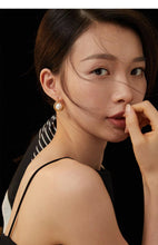 Load image into Gallery viewer, Minimalist Shell Pearl Earrings E0686