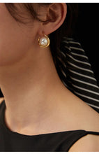 Load image into Gallery viewer, Minimalist Shell Pearl Earrings E0686
