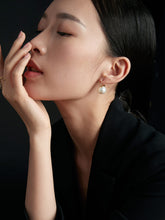 Load image into Gallery viewer, Minimalist Shell Pearl Hoops E0374