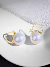 Load image into Gallery viewer, Minimalist Shell Pearl Hoops E0374