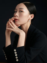 Load image into Gallery viewer, Minimalist Shell Pearl Hoops E0374
