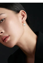 Load image into Gallery viewer, Minimalist Shell Pearl Hoops E0374