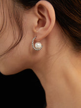 Load image into Gallery viewer, Minimalist Shell Pearl Hoops E0685