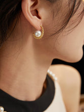 Load image into Gallery viewer, Minimalist Shell Pearl Hoops E0685