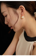 Load image into Gallery viewer, Minimalist Shell Pearl Hoops E0685