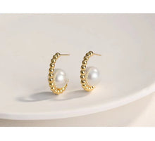 Load image into Gallery viewer, Minimalist Shell Pearl Hoops E0685