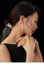 Load image into Gallery viewer, Minimalist Shell Pearl Hoops E0685