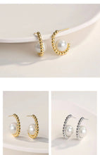 Load image into Gallery viewer, Minimalist Shell Pearl Hoops E0685