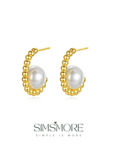 Load image into Gallery viewer, Minimalist Shell Pearl Hoops E0685