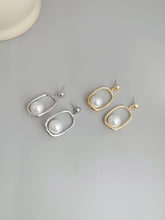 Load image into Gallery viewer, Pearl Dangle Earrings E0364-1