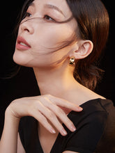 Load image into Gallery viewer, Sterling Silver C-Shaped Earrings E0622