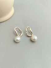 Load image into Gallery viewer, Baroque Shaped Pearl Earrings E0687