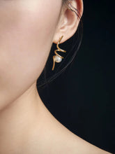 Load image into Gallery viewer, Curved Silver Pearl Earrings E0352