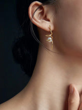 Load image into Gallery viewer, Curved Silver Pearl Earrings E0352