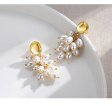 Load image into Gallery viewer, Grape Natural Pearl Earrings E0618