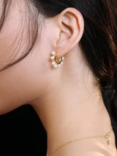 Load image into Gallery viewer, Shell Pearls Garland Hoop E0597