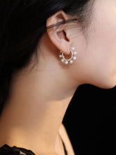 Load image into Gallery viewer, Shell Pearls Garland Hoop E0597