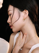 Load image into Gallery viewer, Shell Pearls Garland Hoop E0597